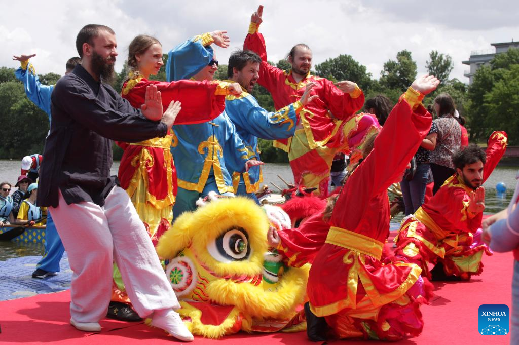 Dragon boat race in Romania marks Chinese traditional festival